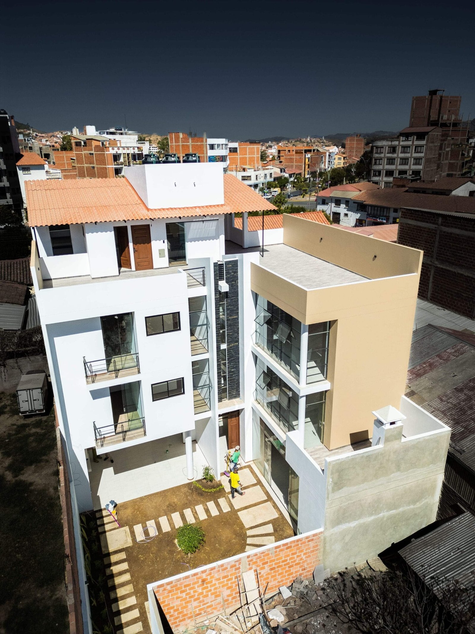 Vista aérea del edificio multifamiliar Guadalupe Calvo Herbas, construido por Constructora Marmo en Sucre