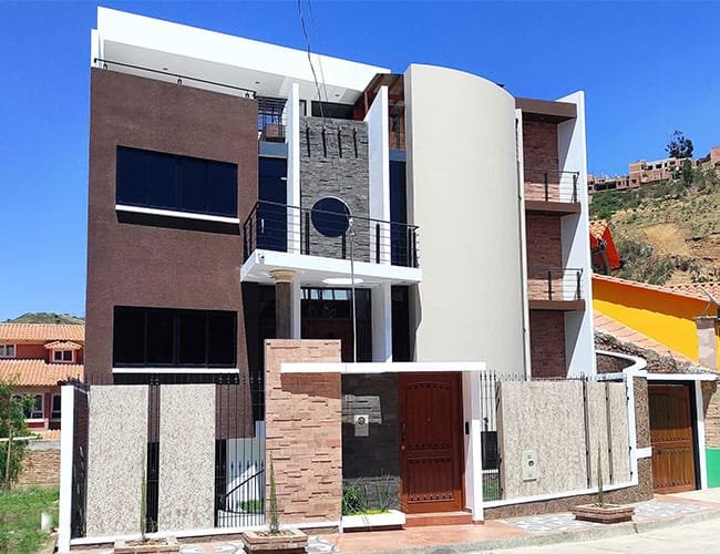 Residencia unifamiliar Dr. Lora con fachada curva y celosías en Sucre